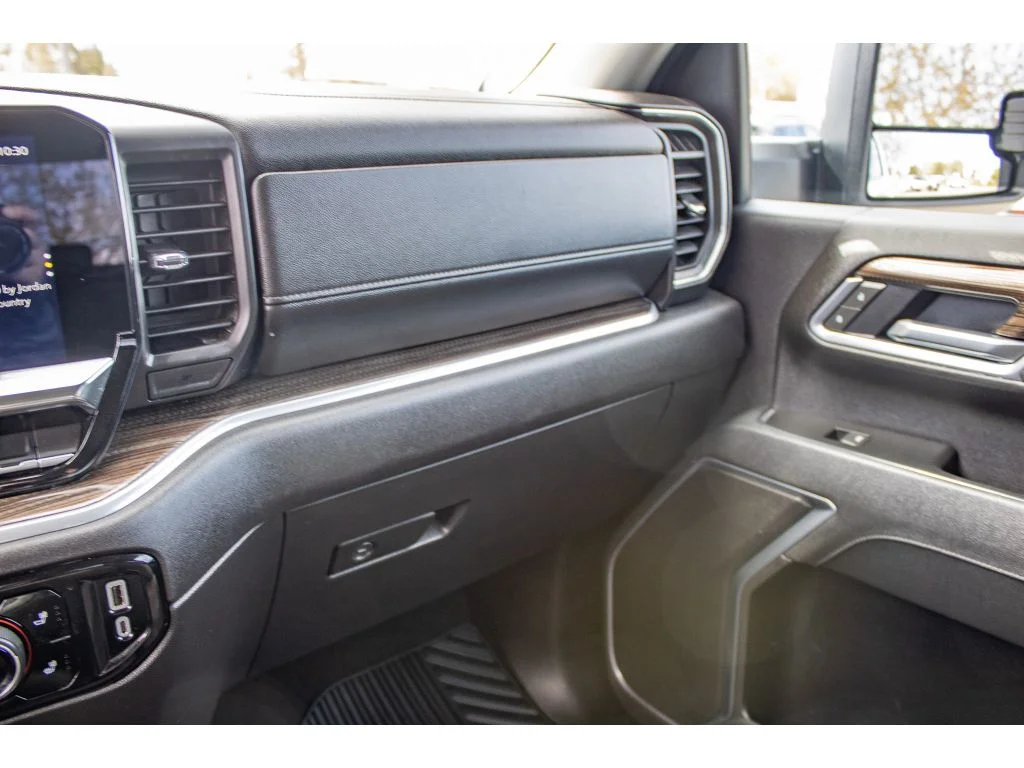 Used 2025 SUMMIT WHITE Chevrolet LT image 43