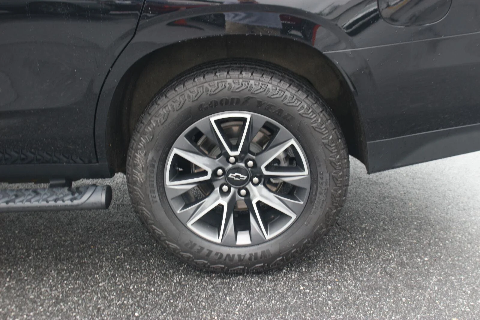Used 2024 Black Chevrolet Z71 image 45