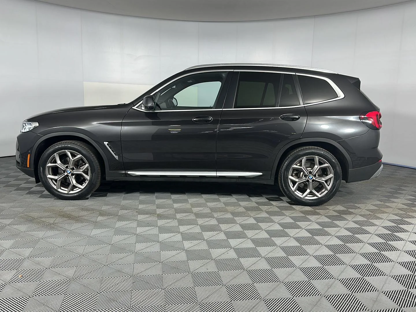 Used 2023 Dark Graphite Metallic BMW xDrive30i image 4