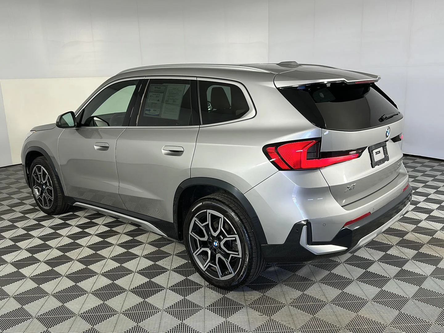 Used 2025 Space Silver Metallic BMW xDrive28i image 3