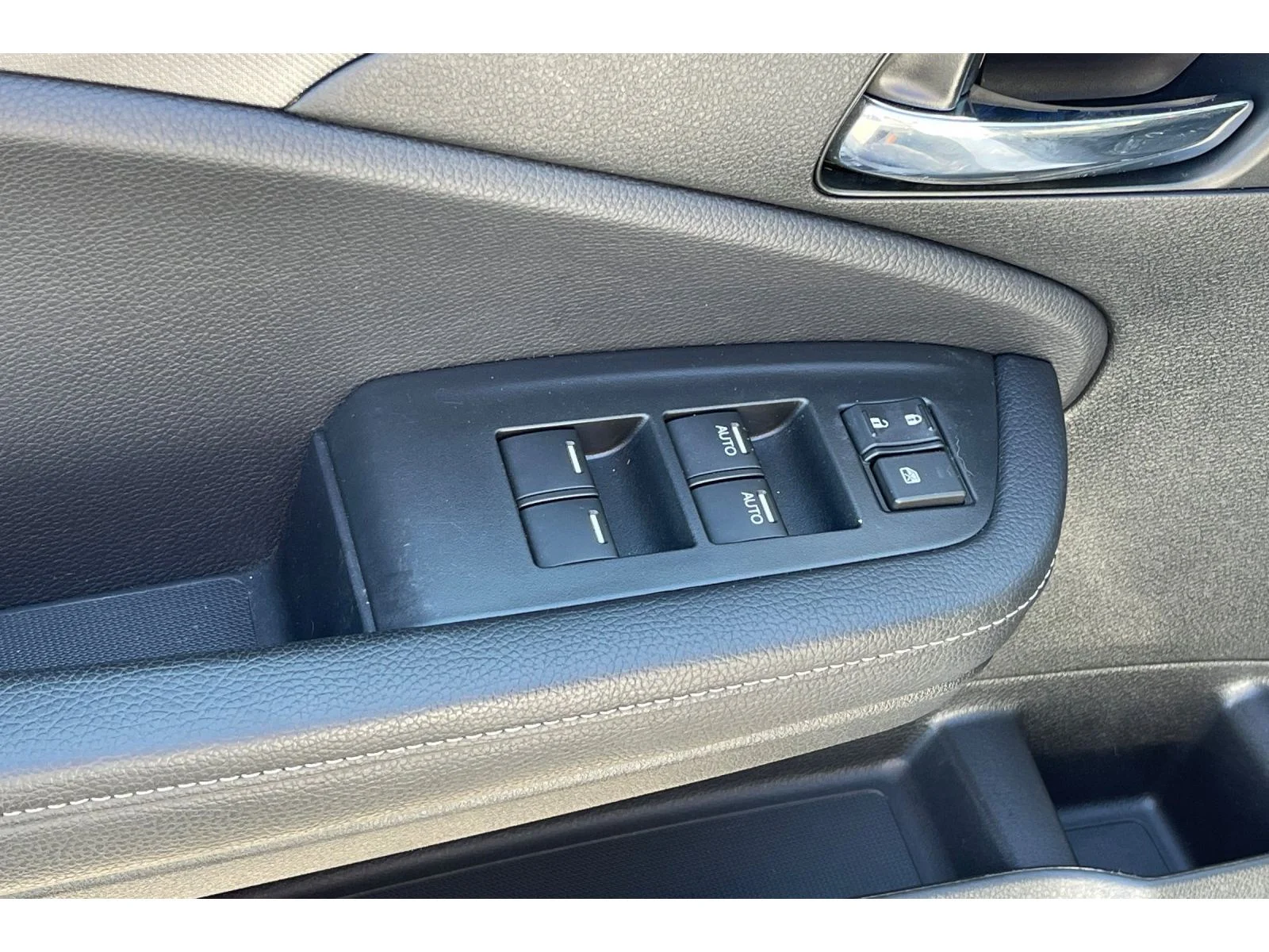 Used 2023 Platinum White Pearl Honda Sport image 12