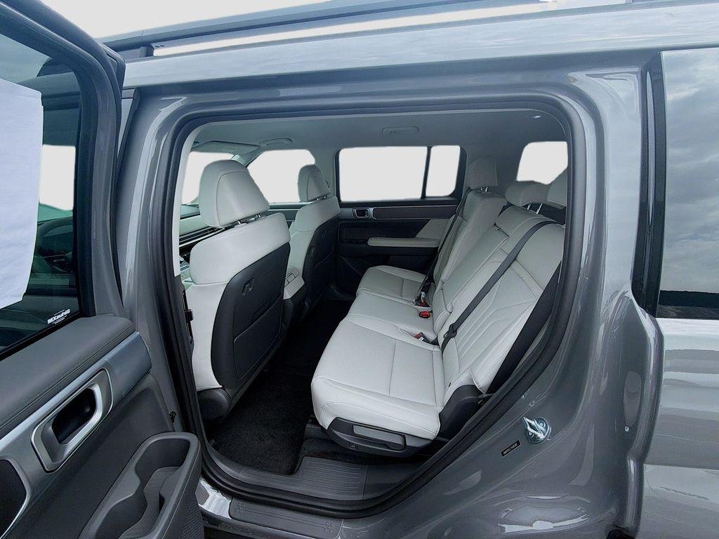 New 2026 Hampton Gray Hyundai SEL FWD image 17