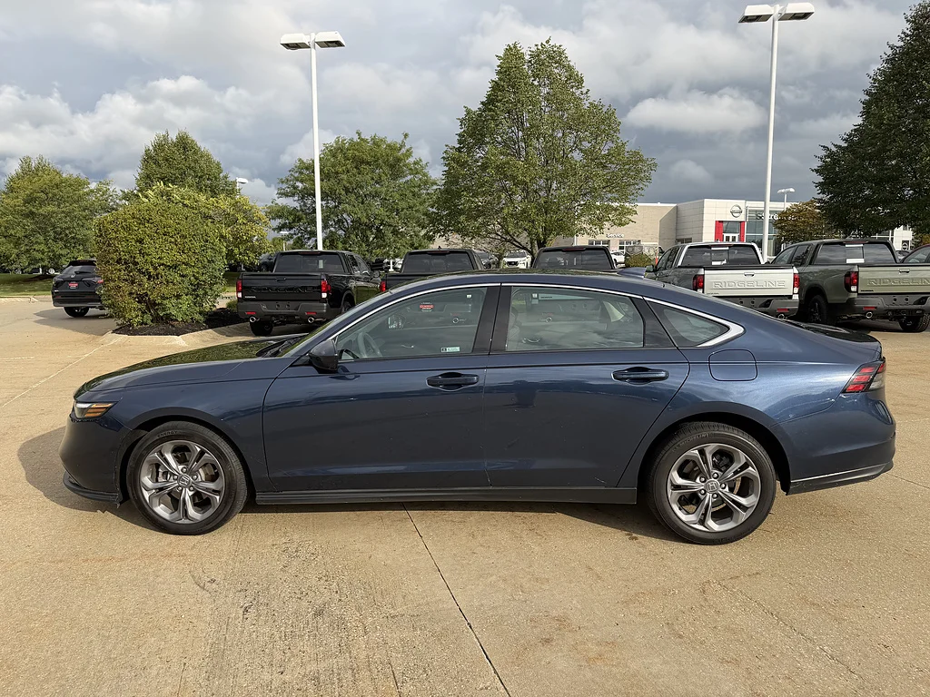 Used 2024 Canyon River Blue Metallic Honda EX image 5