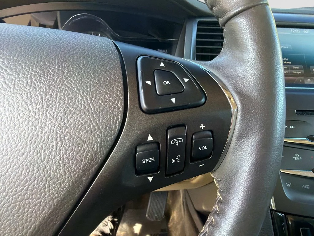 Used 2015 Silver Lincoln Base image 28