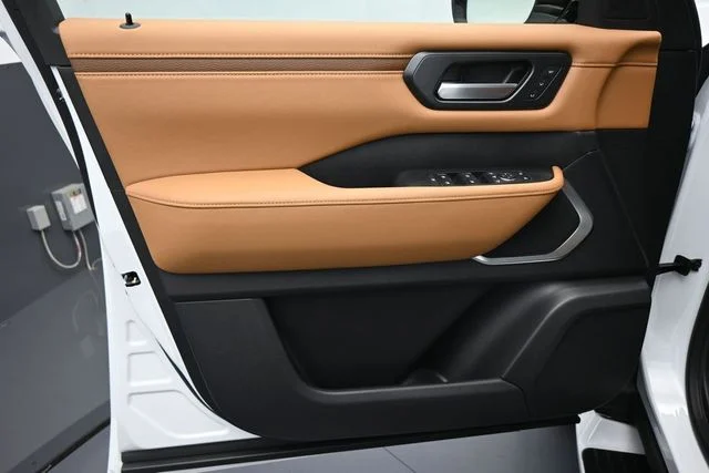 New 2026 Everest White TriCoat Nissan Platinum Reserve image 9