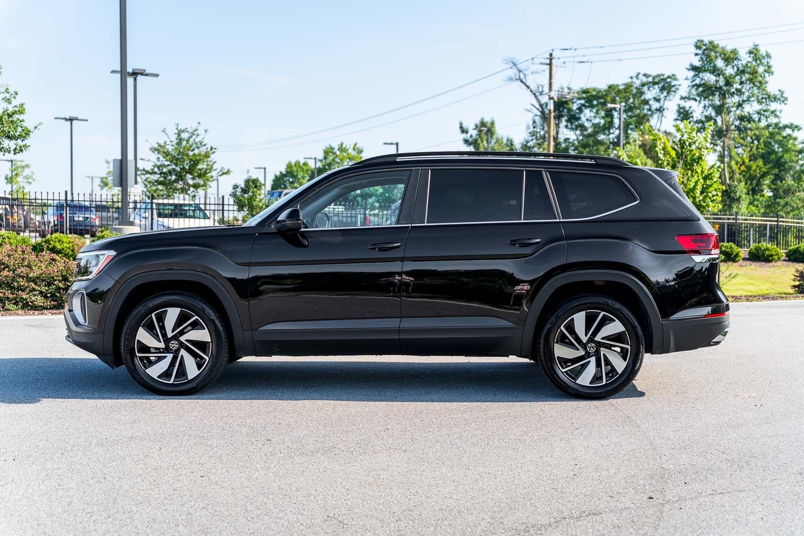 Used 2026  Volkswagen SE w/Technology image 4