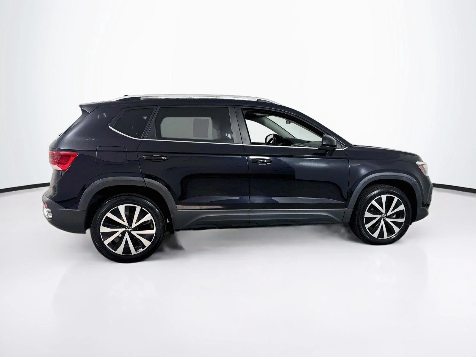 Used 2022 Deep Black Pearl Volkswagen SE image 8