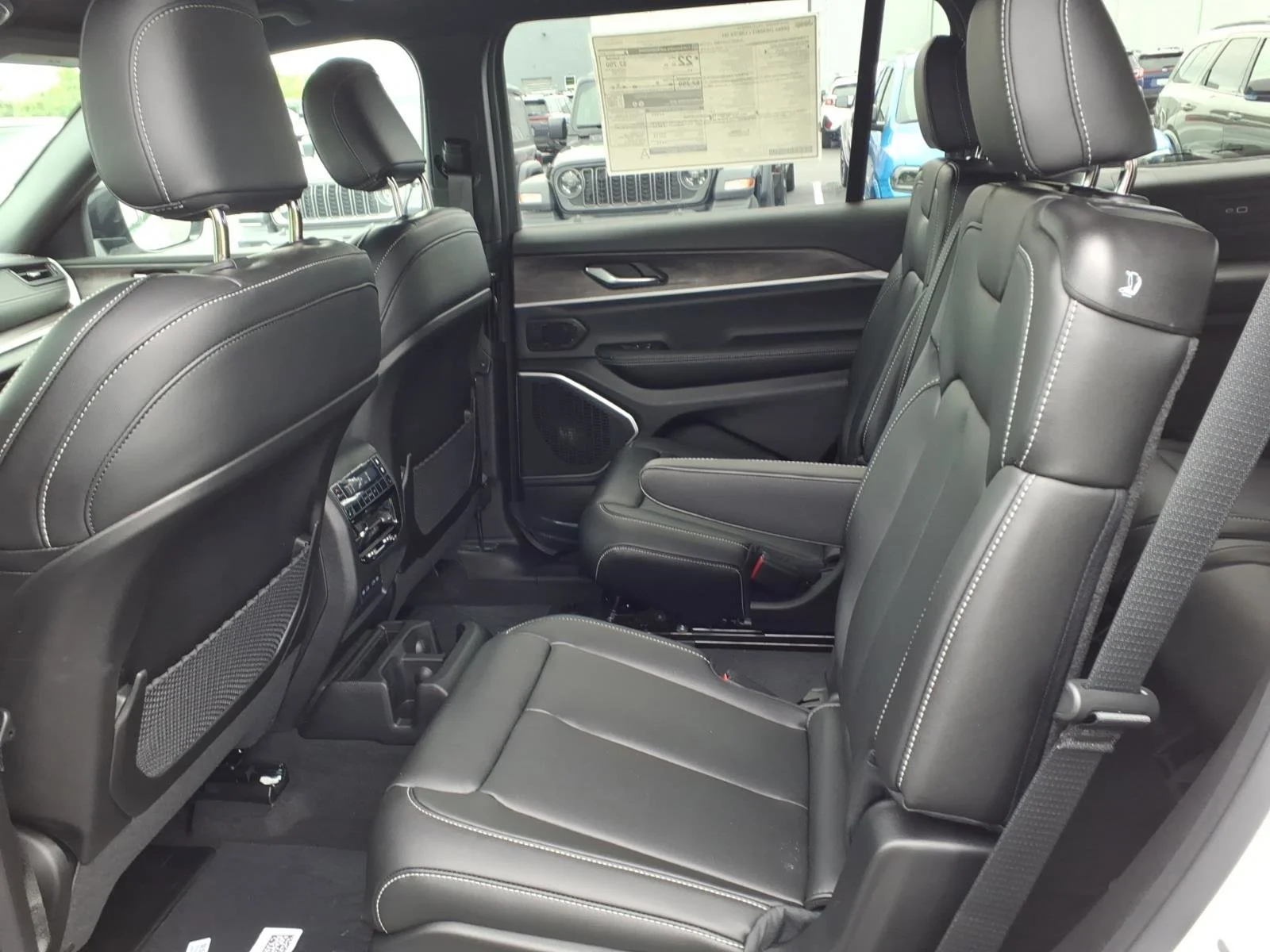 New 2026 Bright White Clear-Coat Exterior Paint Jeep Limited image 15