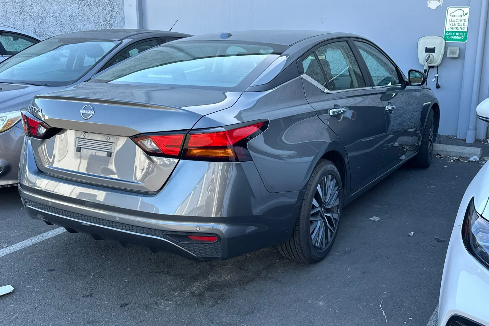 Used 2025 Gun Metallic Nissan 2.5 SV image 5