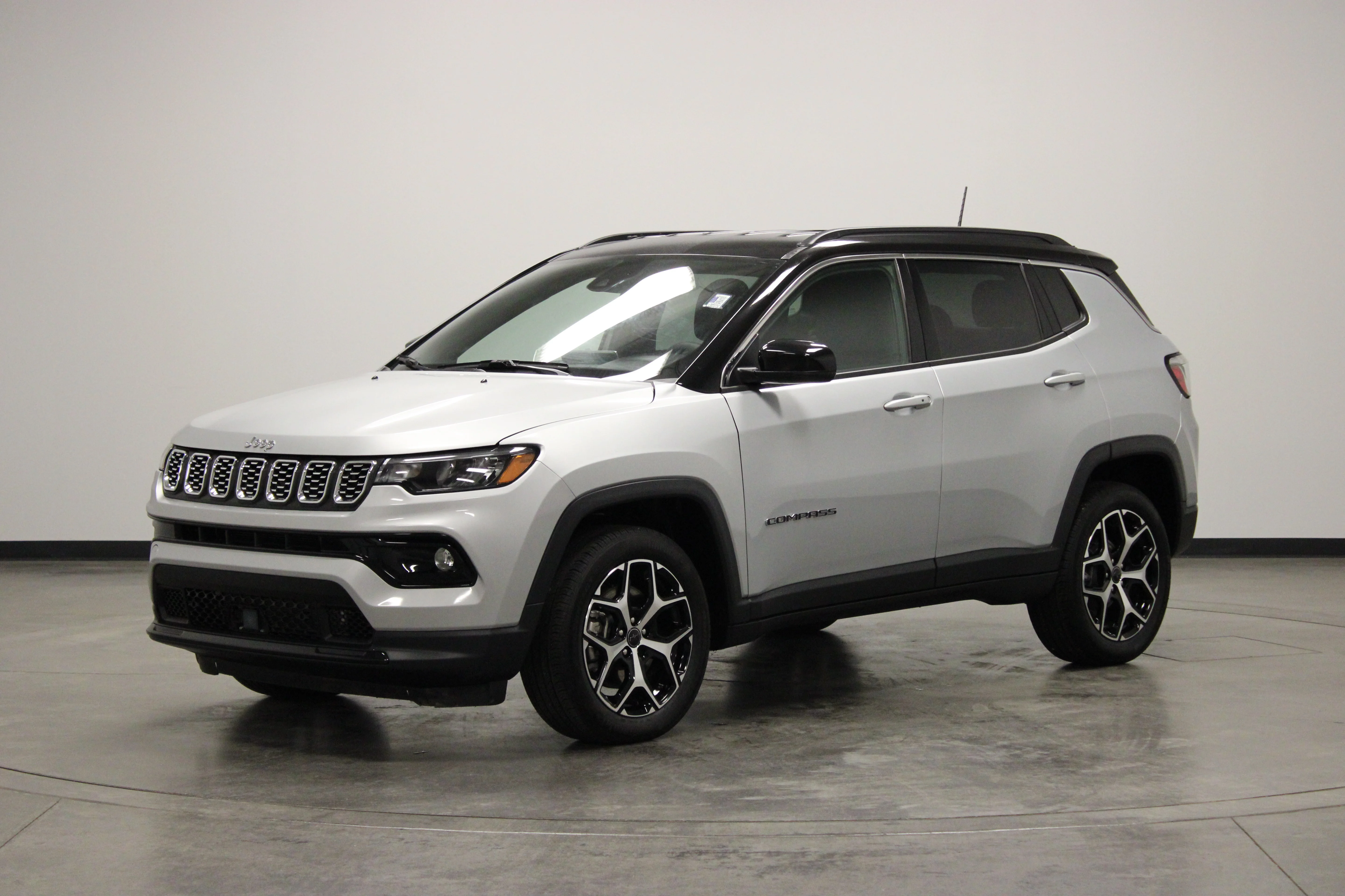 Used 2025 Silver Zynith Metallic Clearcoat Jeep Limited image 4