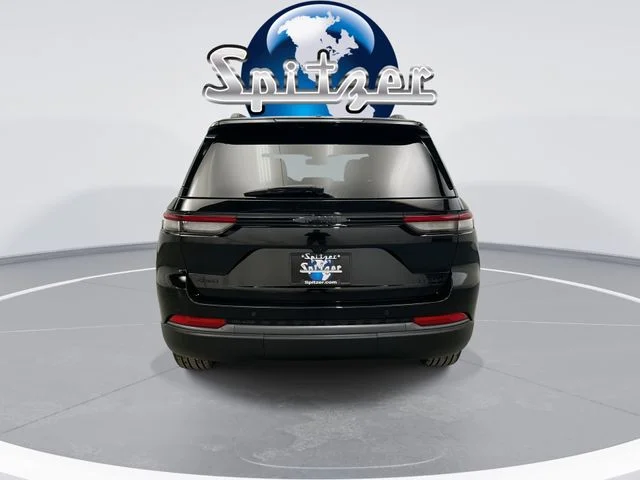 New 2026 Diamond Black Crystal Pearl-Coat Exterior Paint Jeep Limited image 8