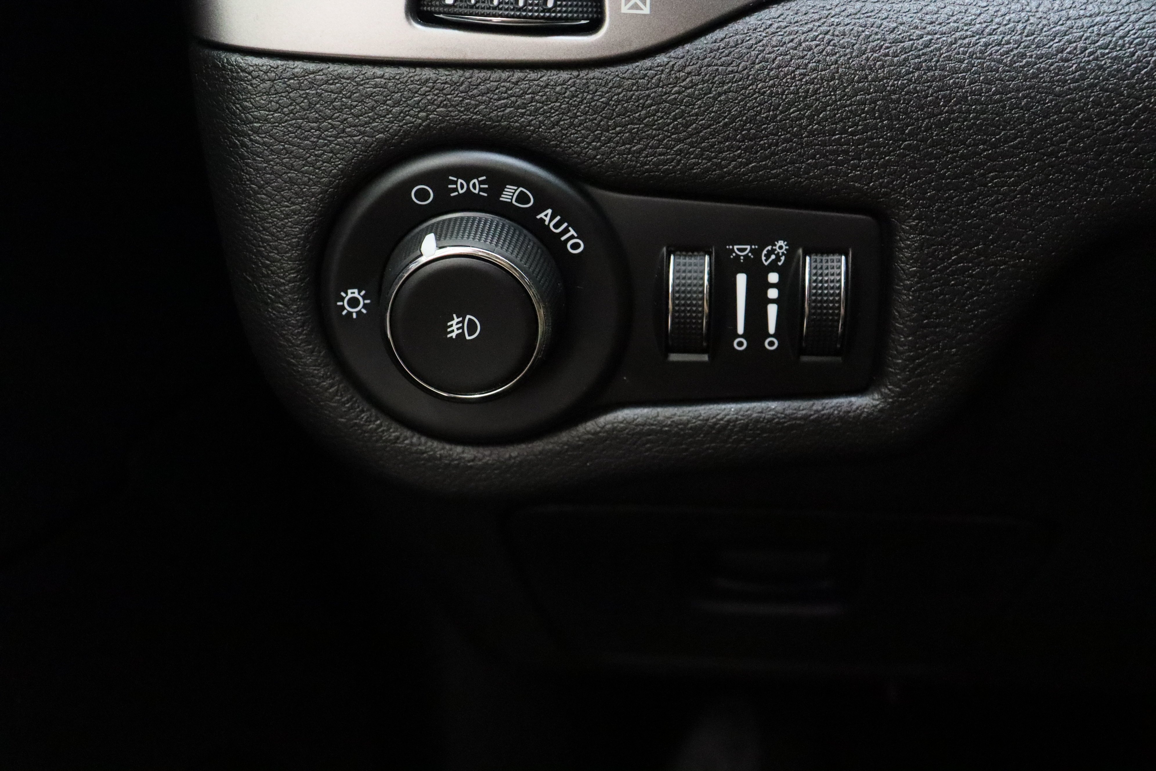 Used 2021 Diamond Black Crystal Pearlcoat Jeep Latitude Plus 2.4L image 25