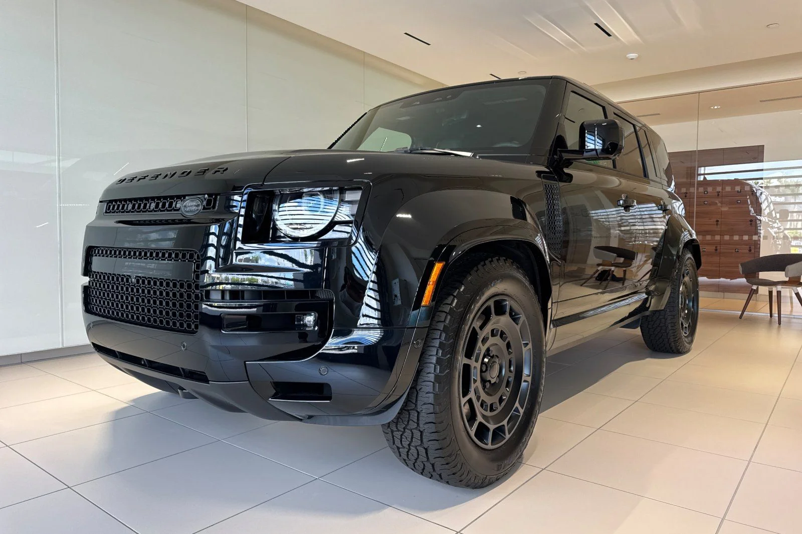 2026 Land Rover Defender 110 OCTA Black P635's photo
