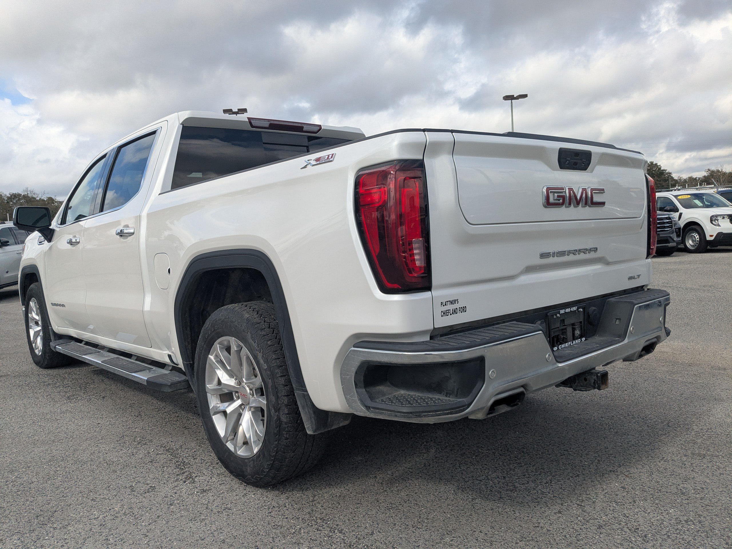 Used 2022 White Frost Tricoat GMC SLT image 5
