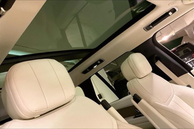 Used 2023 White Land Rover SE image 29