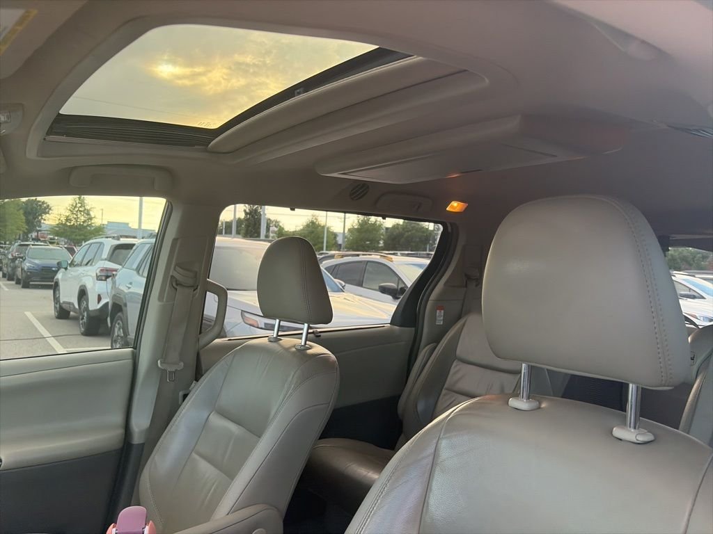 Used 2015 White Toyota XLE Premium image 4