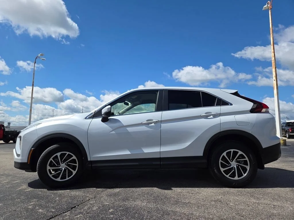 Used 2023 Diamond White Mitsubishi ES image 19