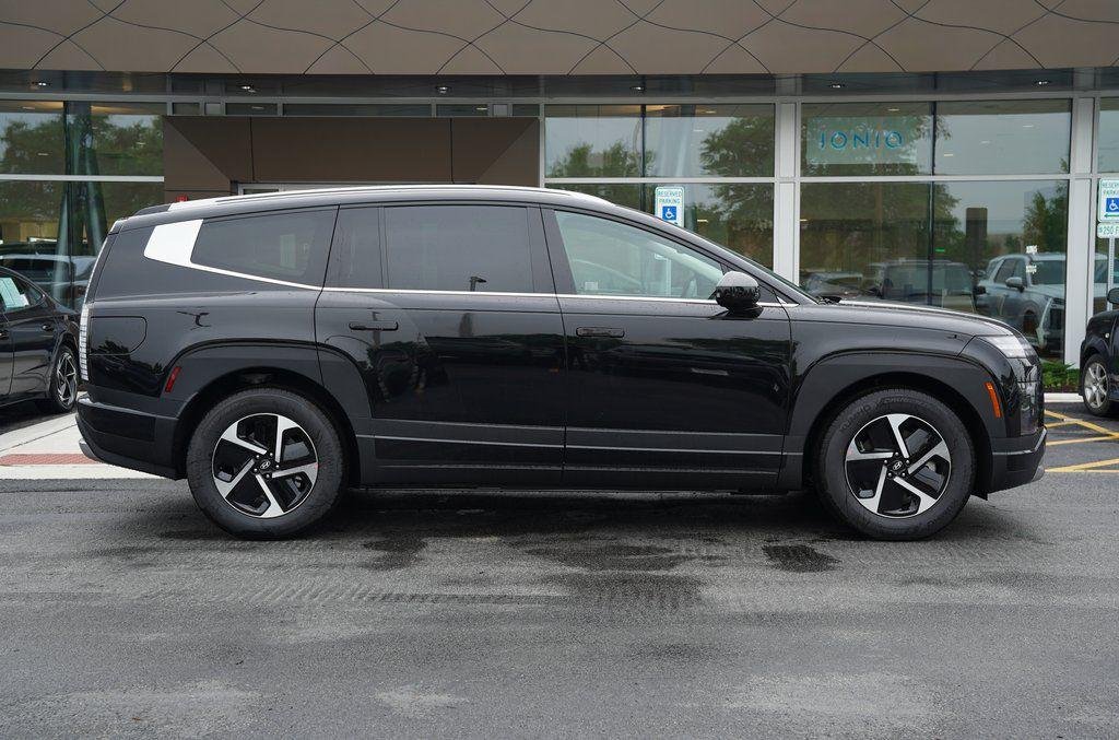 New 2026 Abyss Black Hyundai SE image 3
