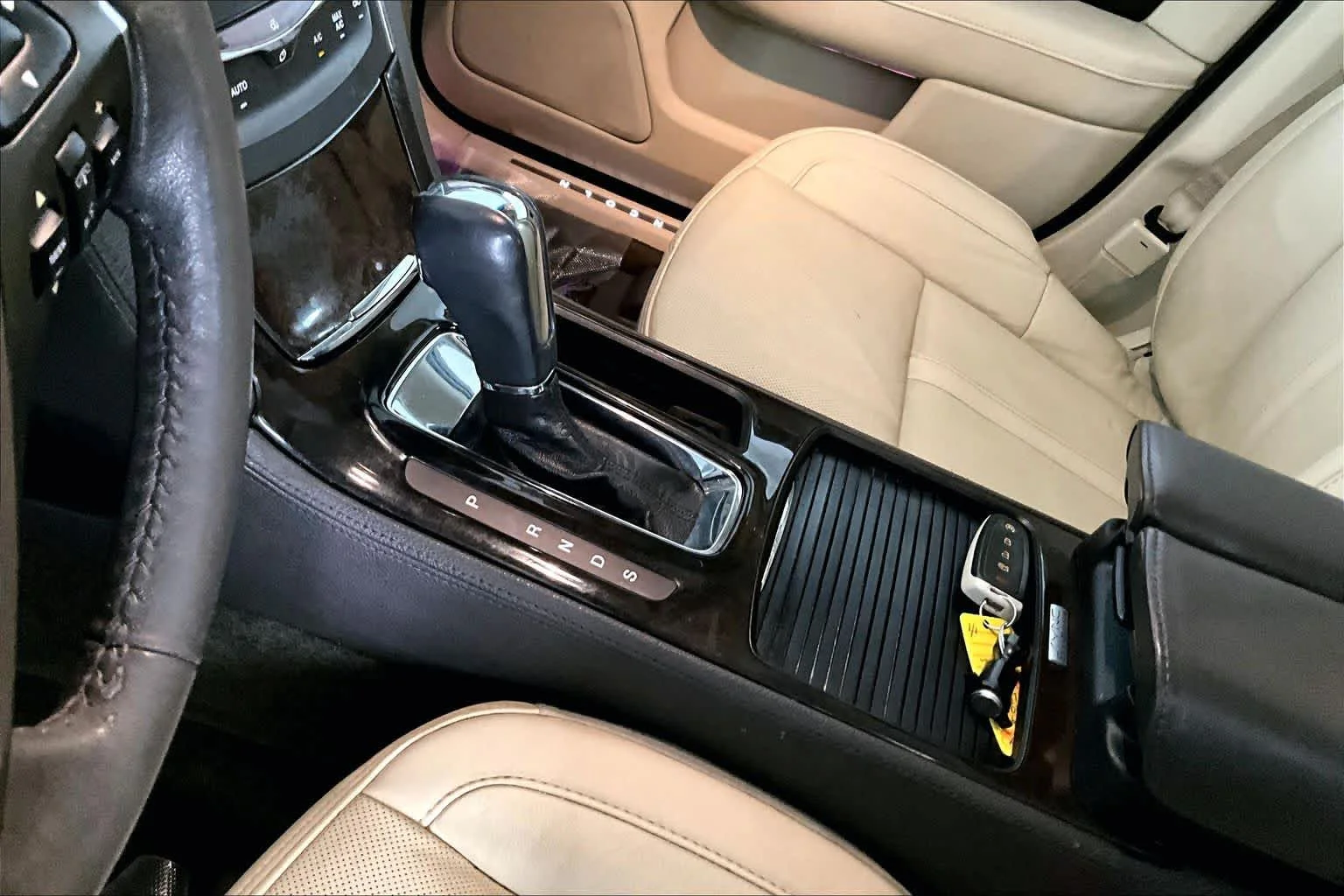 Used 2014 White Platinum Metallic Tri-Coat Lincoln  image 17