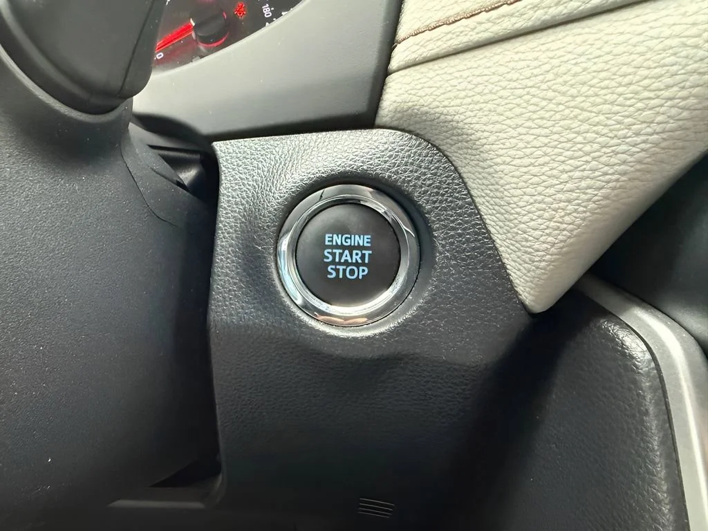 Used 2020  Toyota XLE image 23