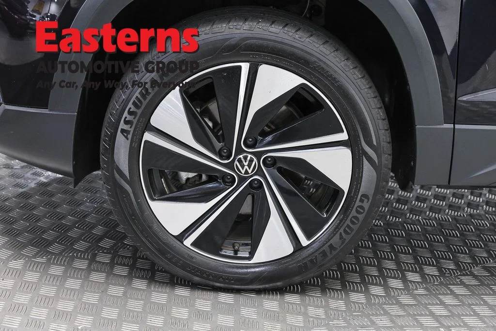 Used 2025 Black Volkswagen 1.5T SE image 31