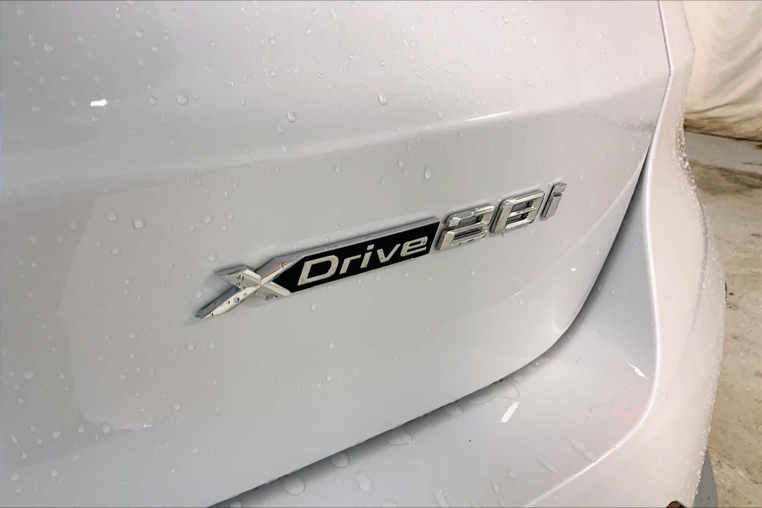 New 2026 Mineral White Metallic BMW xDrive28i image 15