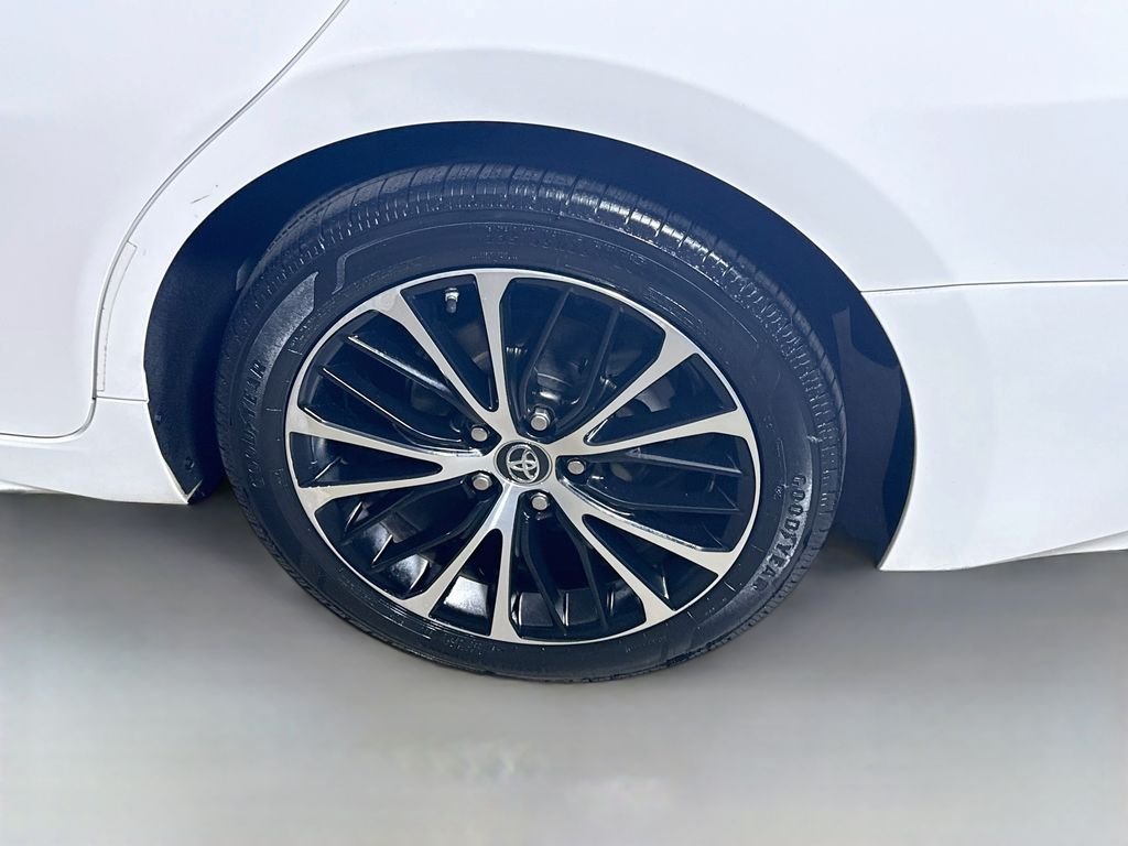 Used 2019 White Toyota  image 27