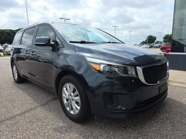 2017 Kia Sedona LX's photo