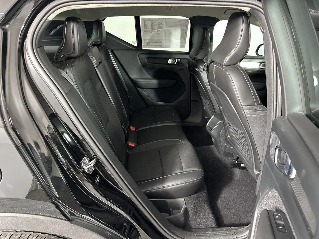 Used 2020 Black Stone Volvo Momentum image 32