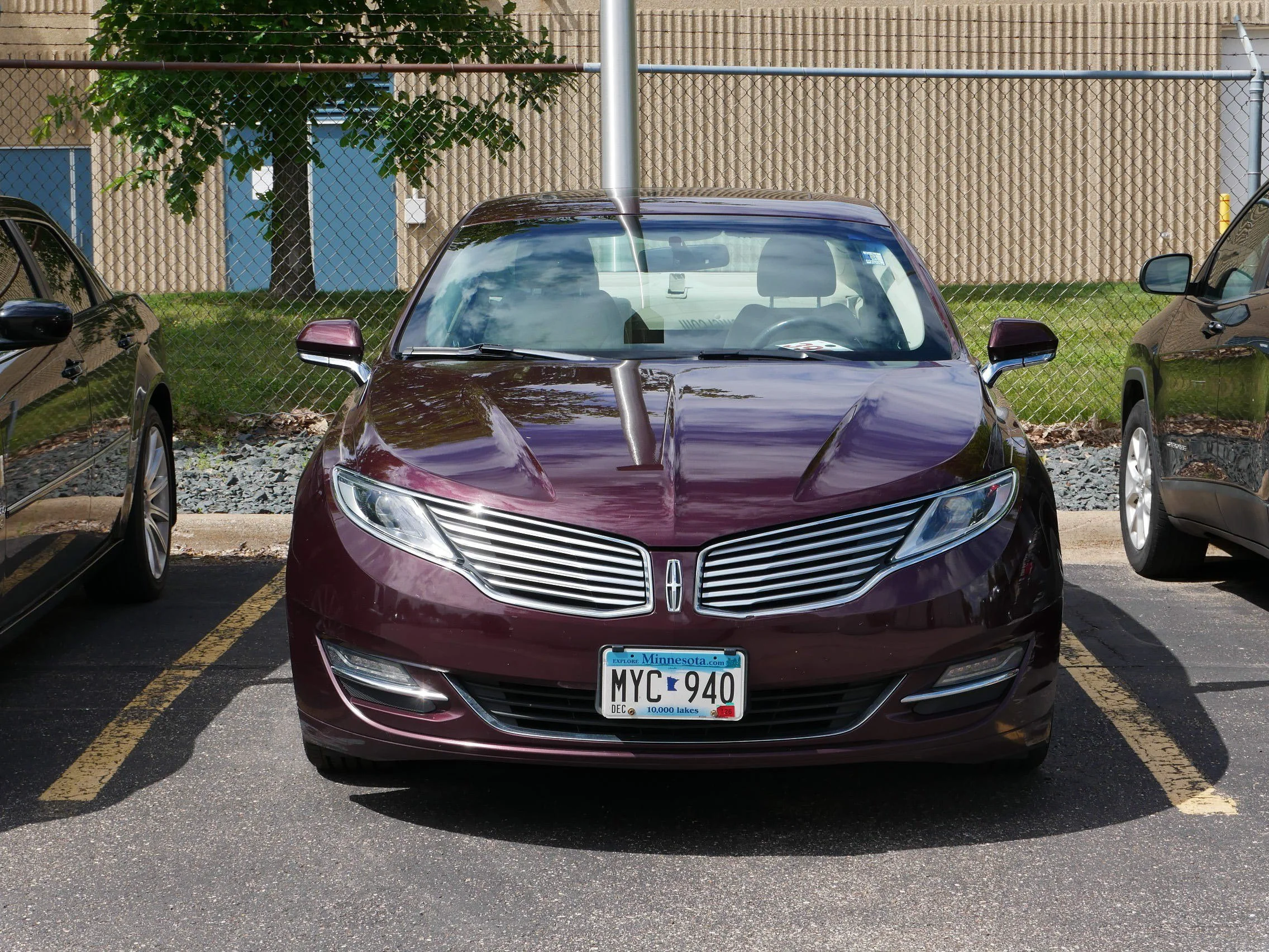 Used 2013 Bordeaux Reserve Lincoln Sedan FWD image 2