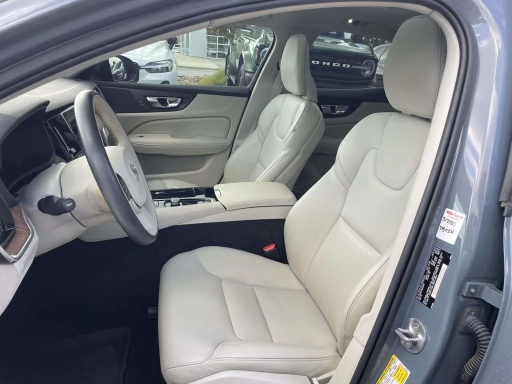 Used 2022 Thunder Grey Metallic Volvo R-Design Expression image 8