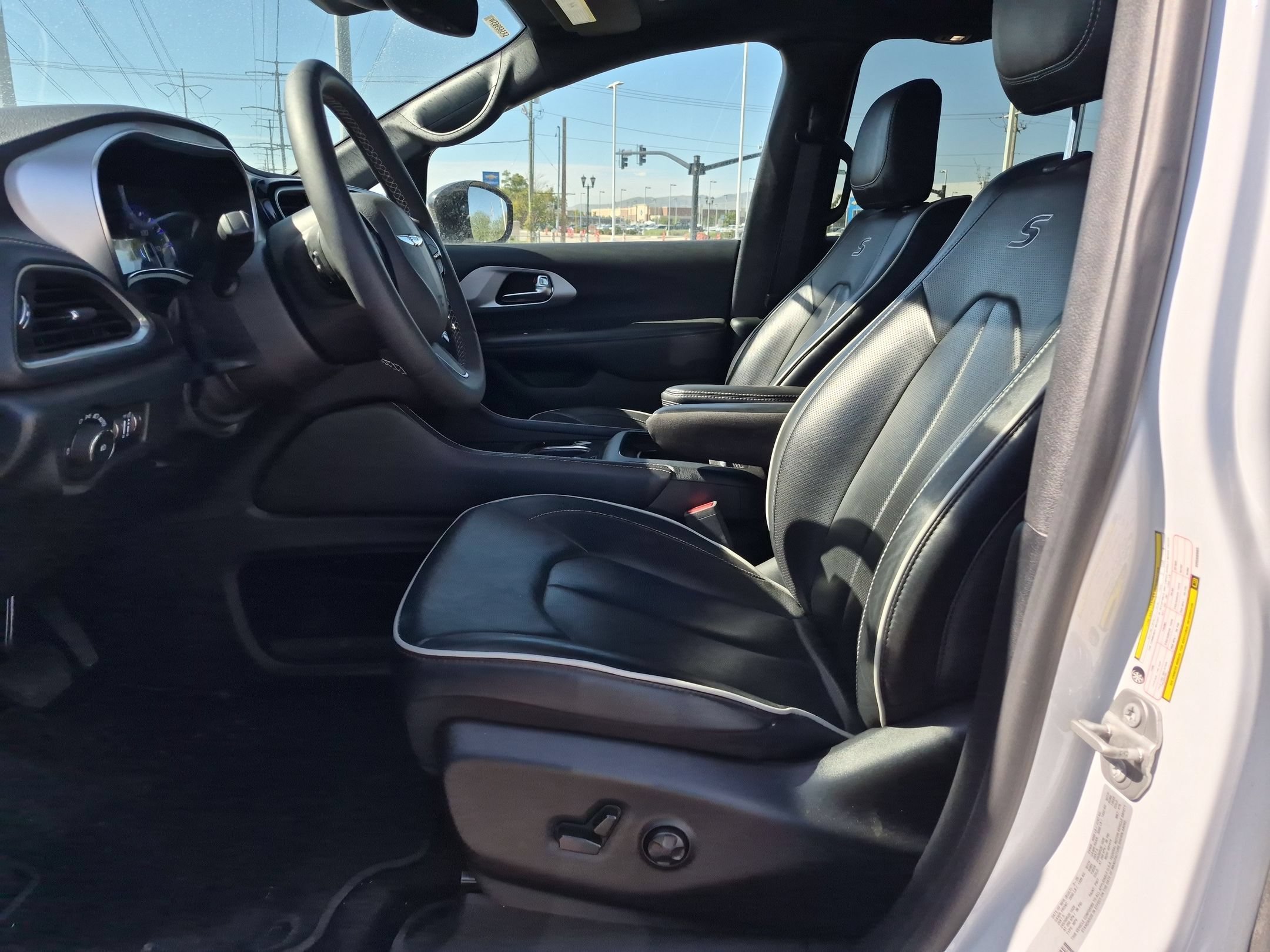 Used 2025 Bright White Clearcoat Chrysler Limited image 15