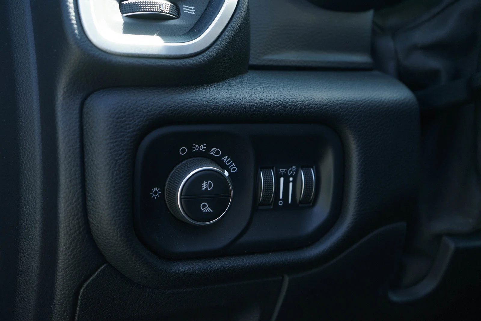 Used 2020 Billet Silver Metallic Clearcoat Ram Laramie image 25