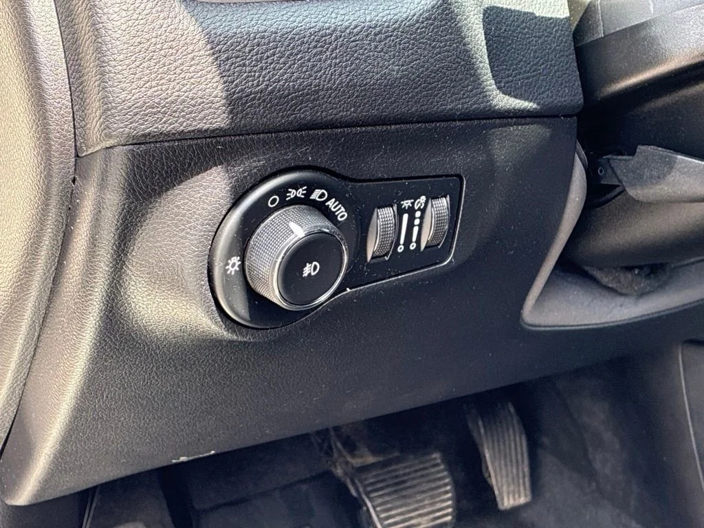 Used 2019 White Clearcoat Jeep Latitude image 19