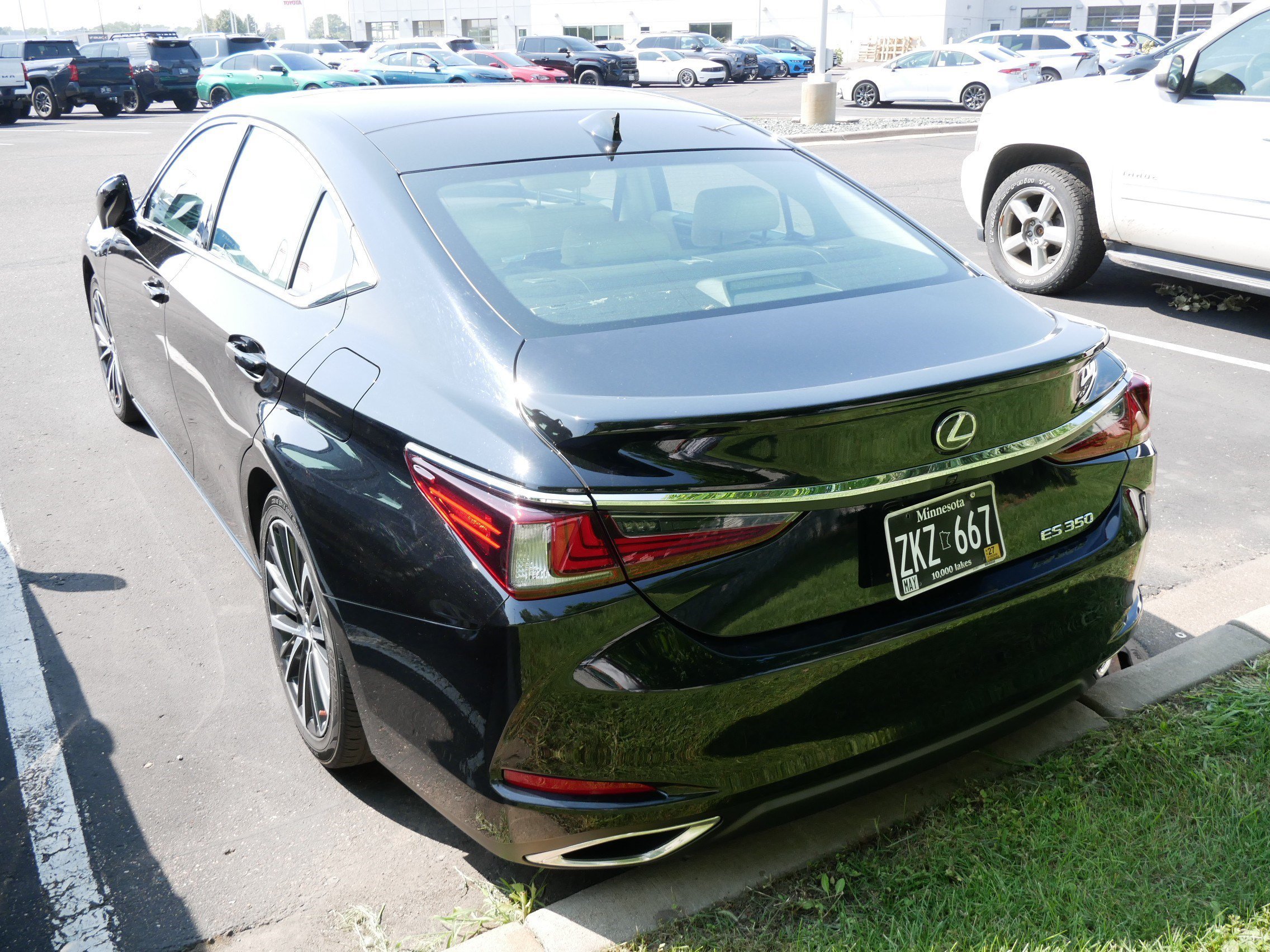 Used 2022 Obsidian Lexus ES 350 image 8