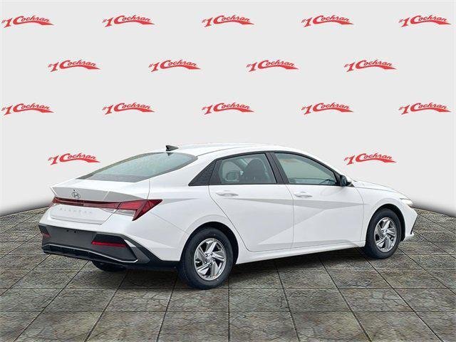 2025 Hyundai Elantra SE photo 2