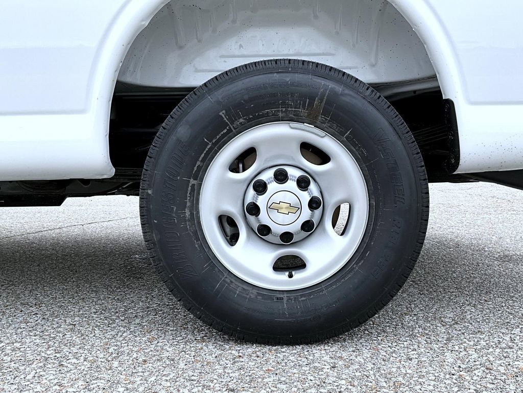 New 2026 Summit White Chevrolet 1WT image 22