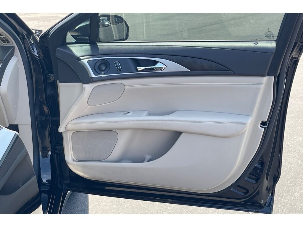Used 2018 Black Velvet Lincoln Hybrid Reserve image 21