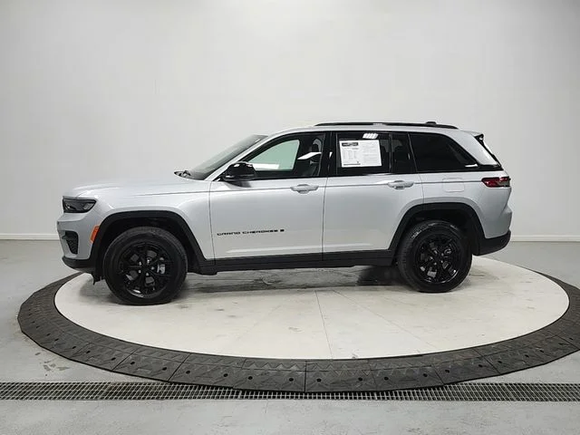 Used 2025 Silver Jeep Altitude image 4