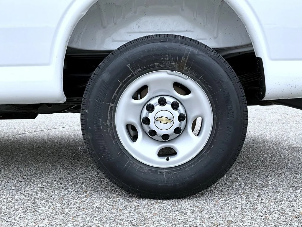 New 2026 Summit White Chevrolet 1WT image 22