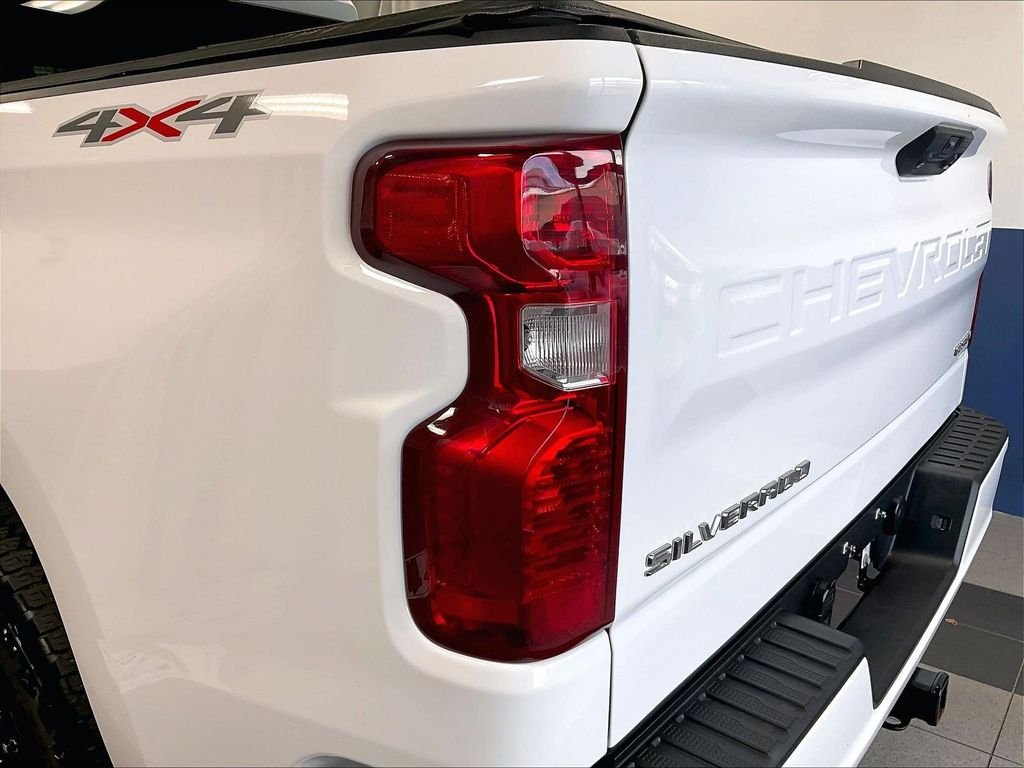 Used 2023 White Chevrolet Custom image 34