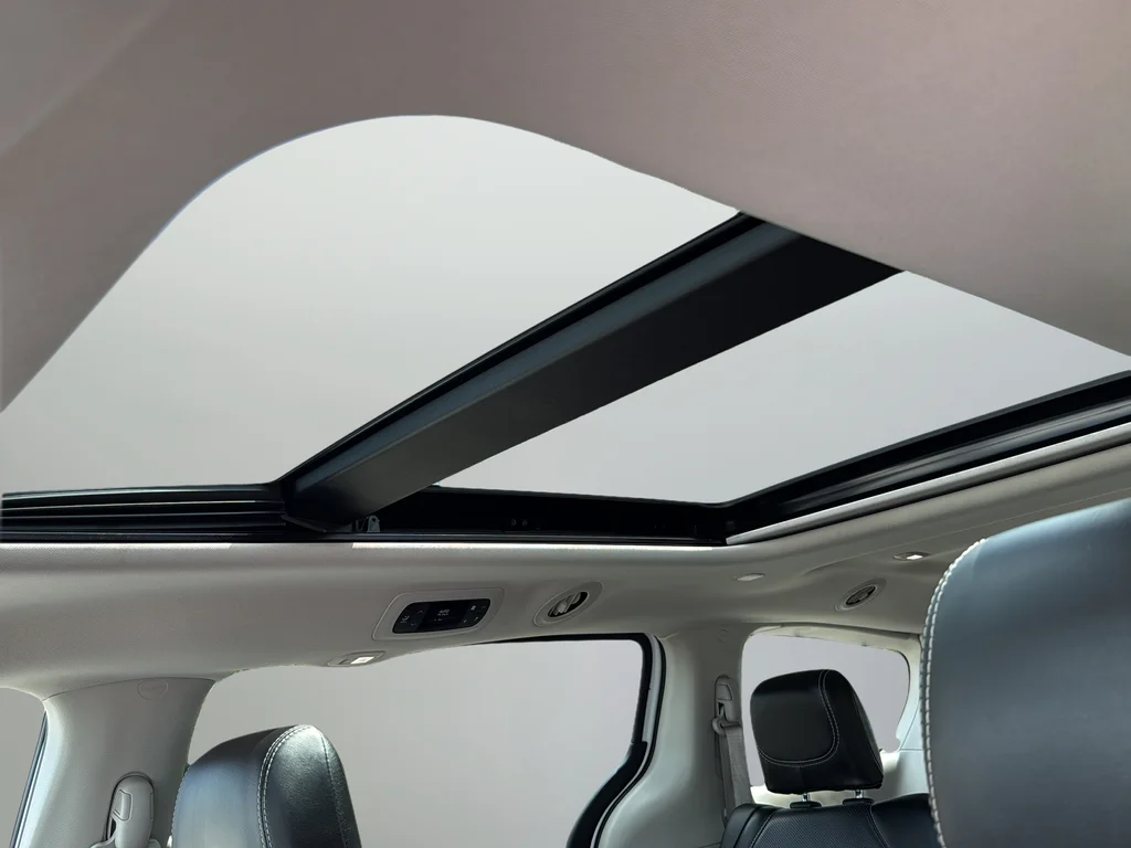 Used 2023 White Chrysler Limited image 16