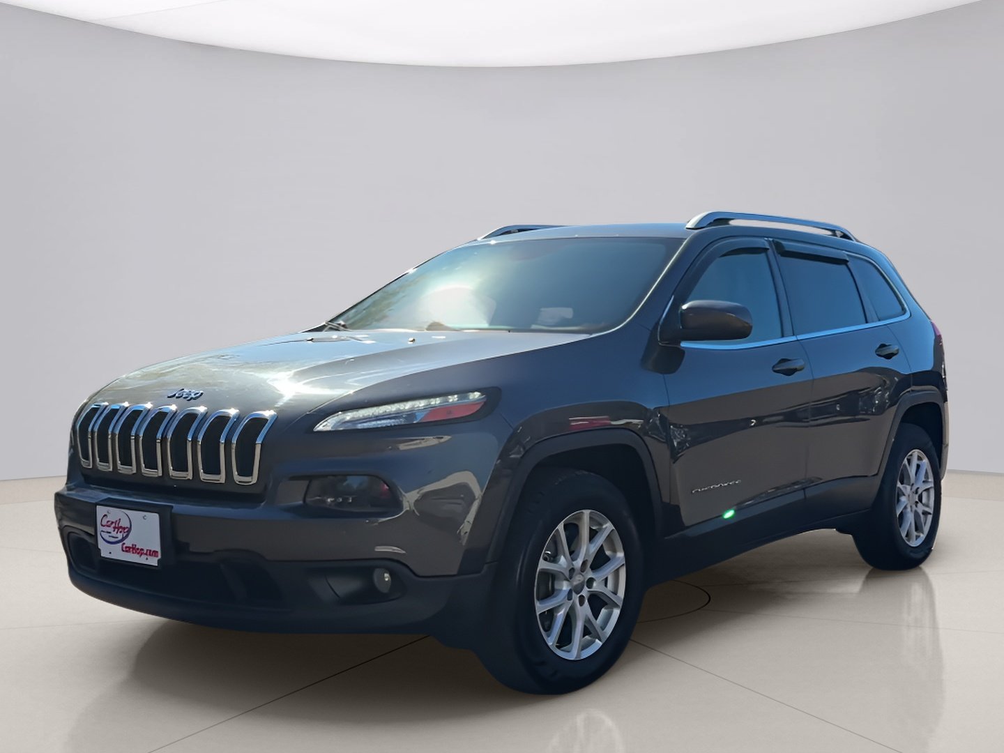 Used 2015 Grey Jeep LATITUDE image 1