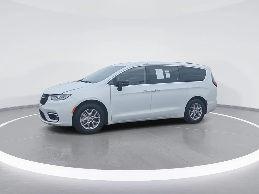 Used 2024 White Chrysler Touring L image 4