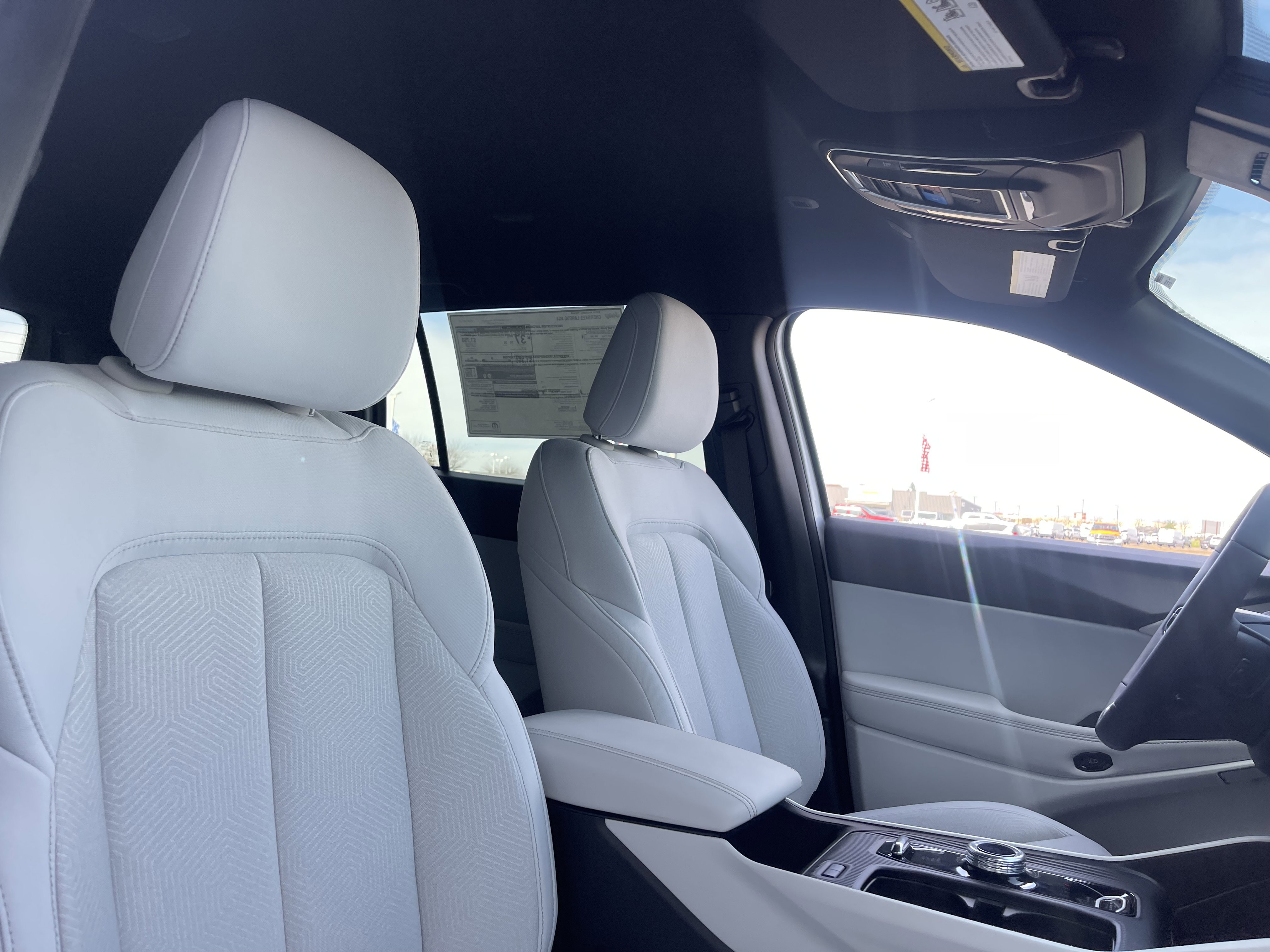 New 2026 Bright White Clear-Coat Exterior Paint Jeep Laredo image 27
