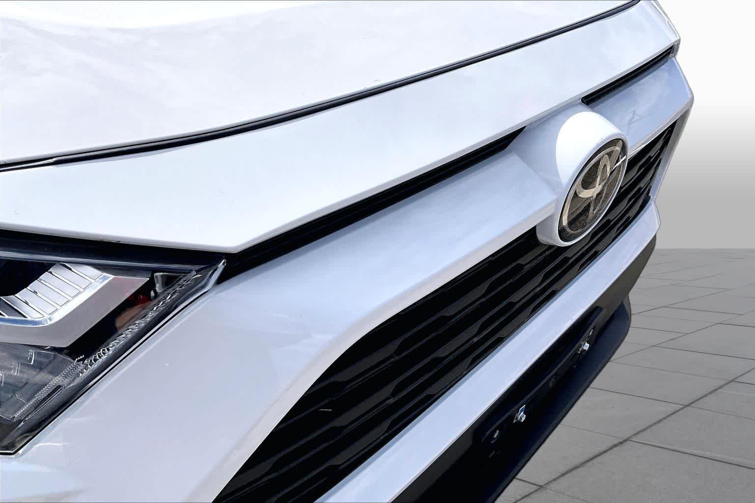 Used 2025 Ice Cap/Midnight Black Metallic Toyota Hybrid Woodland image 27