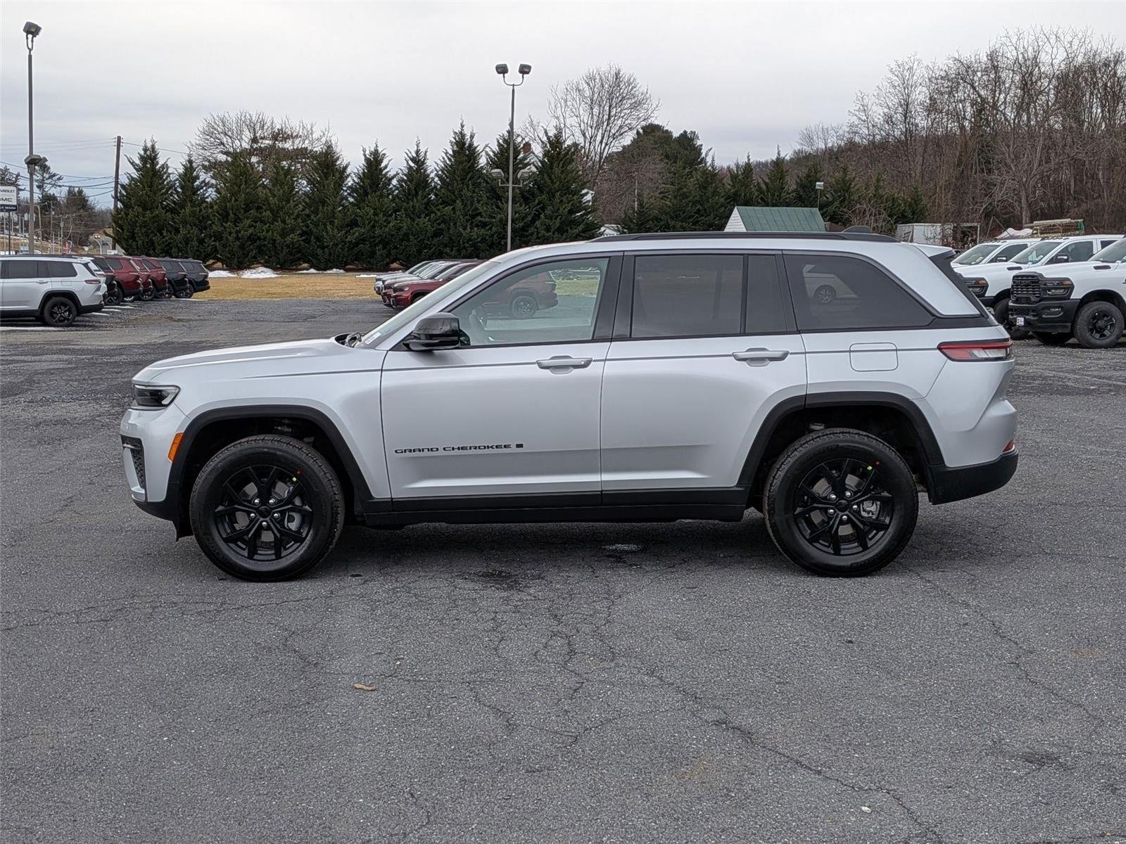 New 2026 Silver Zynith Exterior Paint Jeep Laredo Altitude image 8