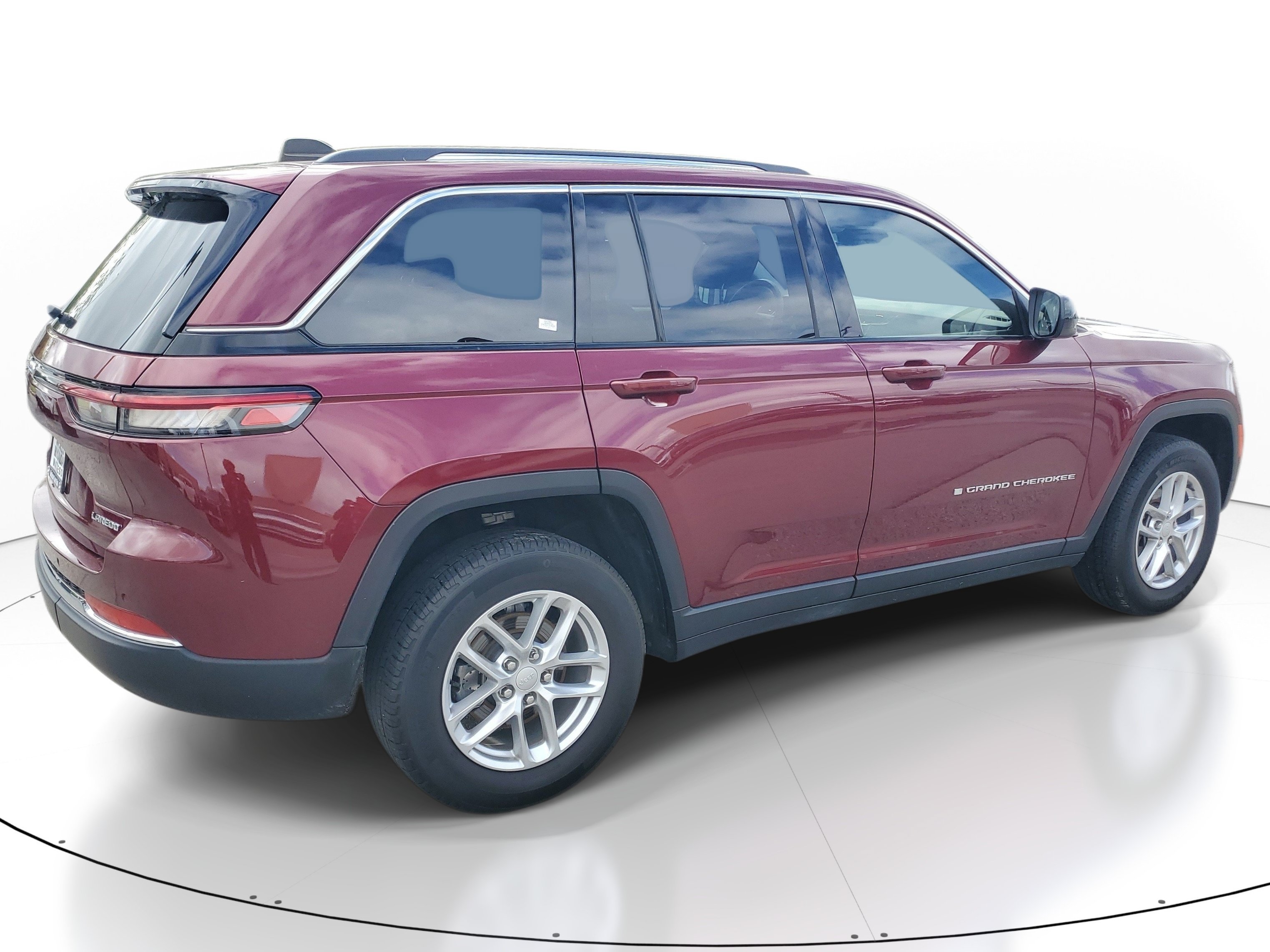 Used 2023 Velvet Red Pearlcoat Jeep Laredo image 5