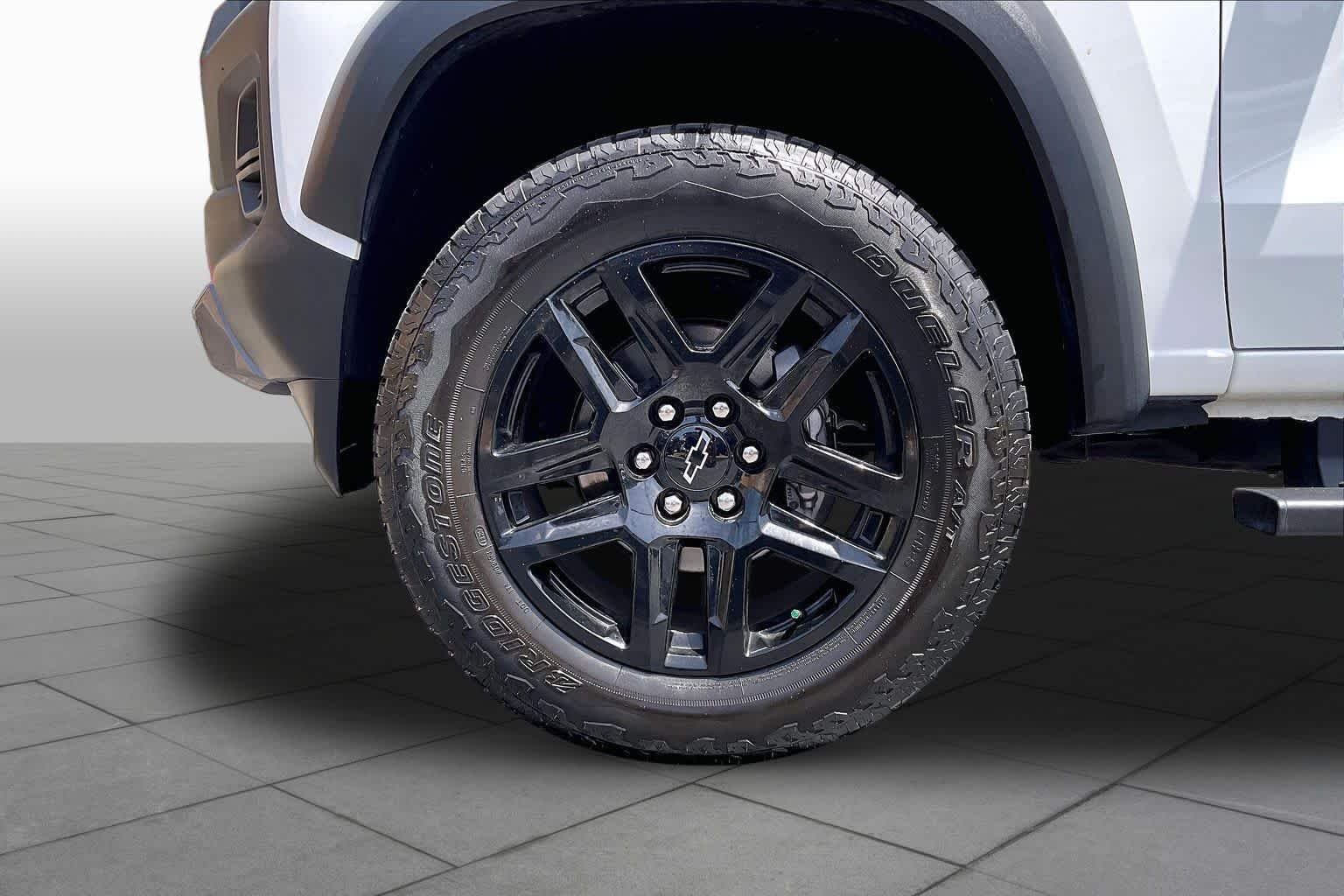Used 2025 Summit White Chevrolet 4WD Trail Boss image 10