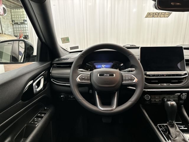 Used 2022 White Jeep Latitude image 13